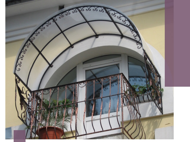 Козырьки над балконом в Учалах — изготовление и монтаж